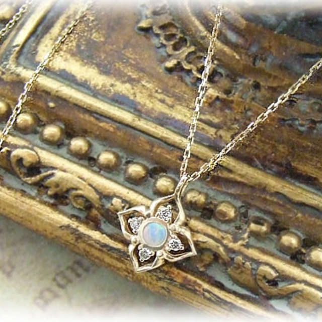 オパールのペンダント